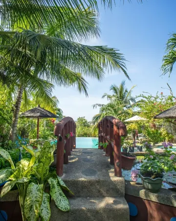 Spacious 5-bedroom Panglao Home with FREE transfers, Infinity Pool, WiFi, & A/C