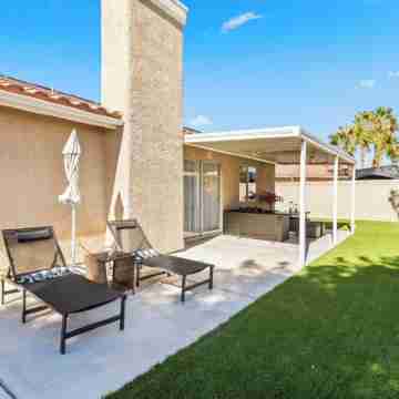 Modern Oasis: Cozy Retreat Near the Strip Hotel Exterior