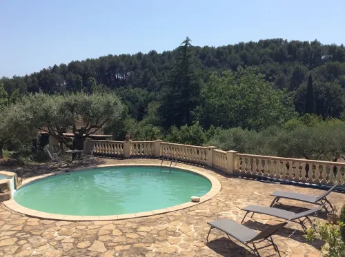 House in Provence, 15 minutes from the beach, 20 minutes from Aix and Marseille. Hotels in Auriol