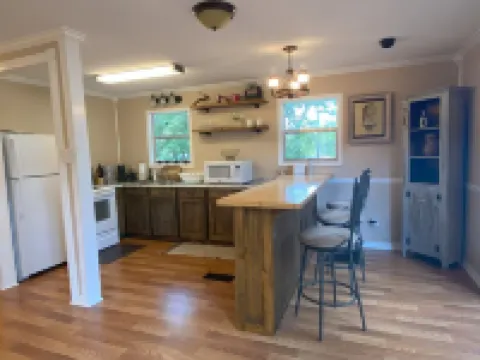Charming 3-bedroom house with WiFi, AC in tranquil Trinity Hotels in Trinity County