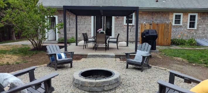 FREE BEACH PASS! NEAR CRAIGVILLE BEACH! 4 bedroom in charming Barnstable w/ AC. バーンズテーブルのホテル