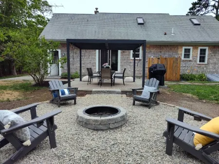 FREE BEACH PASS! NEAR CRAIGVILLE BEACH! 4 bedroom in charming Barnstable w/ AC.