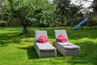 Family vacation in a cozy Swedish-style house with a spacious garden - บังกะโล