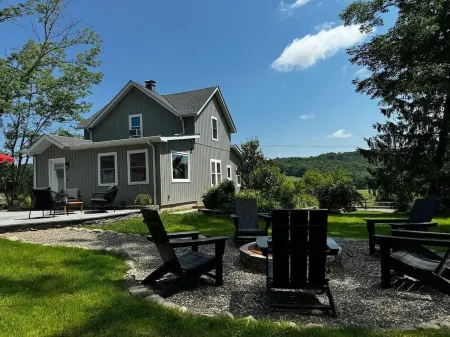 Charming 2-bedroom Country Cottage with Hot Tub Отели в г. Фремонт