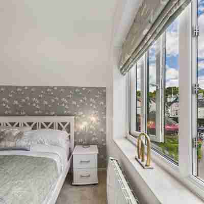 Central Bowness 2-Bed Apt Sleeps 4 with Parking Rooms