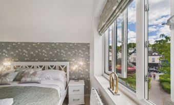 2-Bed Central Apartment-Sleeps 4 & Private Parking
