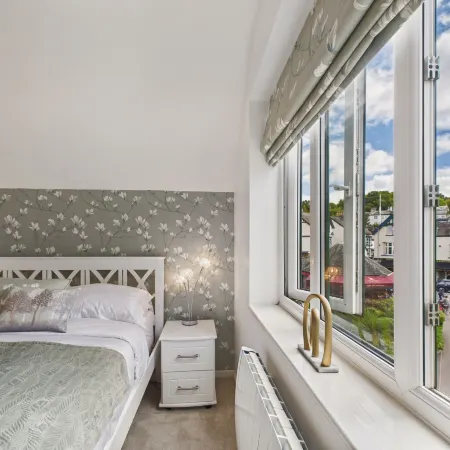 Central Bowness 2-Bed Apt Sleeps 4 with Parking