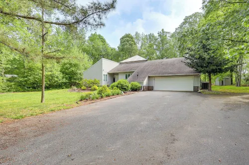 Private Yard: Pet-Friendly Home in Dover