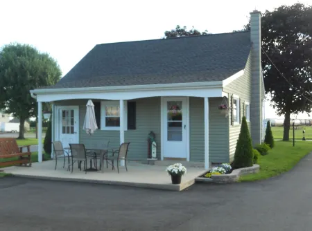 Cozy country bungalow within the Amish Community