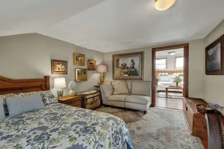 Gillespie House-2 Suites-Walk to Main St!