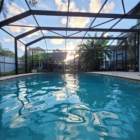The Avocado House - 10 Foot Deep Pool Peaceful Cul-de-Sac Waterfront Village