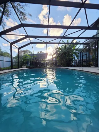 The Avocado House - 10 Foot Deep Pool Peaceful Cul-de-Sac Waterfront Village