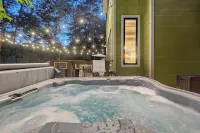Lux Cabin- Hot Tub, Mtn Views, Mins to Clayton