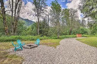 Mtn-View Deck and Fire Pit Modern Gold Bar Escape - Homestays