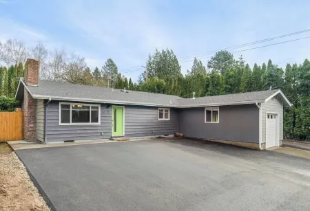 Beautiful convenient 3-bedroom home Отели рядом с достопримечательностью «ZoomCare»