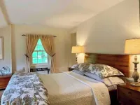 Elm Suite with a Private Bathroom in front of Smith College Quadrangle Hotels in Northampton