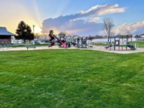 Hometown USA With Hot Tub and Fully Renovated