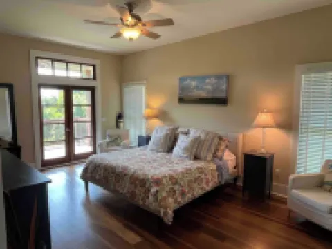 Relaxing & spacious waterfront home on Barkley Lake with 5 Bedrooms and 4 Baths