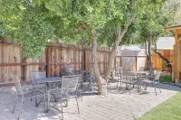 Sunny Turlock Cottage Walk to Downtown! - 3 estrellas
