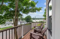 CHARMING RETREAT! Over-looking Lake, Hot tub, WiFi, AC, Nearby Walking Trails
