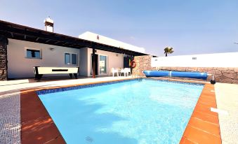 Villa Descansa with Private Pool, Air-Conditioning, Sea View, Smart-tv & Wifi