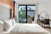 The Bella Villa I in Los Angeles - balcony