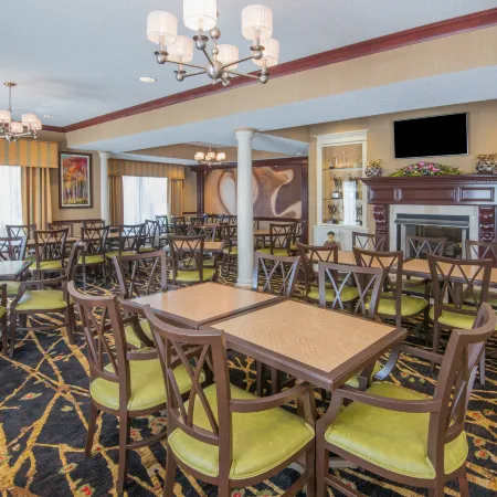 Holiday Inn Express & Suites Sharon-Hermitage by IHG