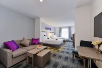 Holiday Inn Express & Suites San Diego - Mission Valley Hotel in zona Lambda Archives of San Diego