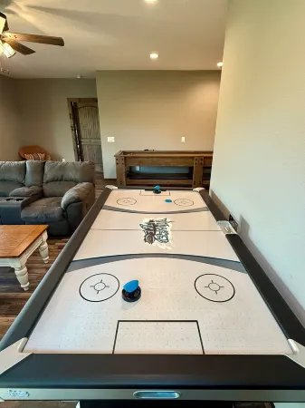 Charming 3 bedroom Riverside Cabin: WiFi, AC, & 3 Fireplaces in Hayesville, NC