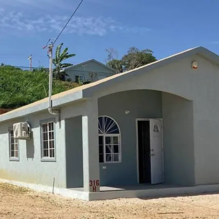 Sleeps 4 with Free Parking 15-Min to Beach