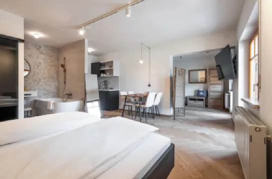 SISTERS Haus Hotel Garni فنادق في 