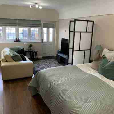 Tranquil Studio - Sleeps 2 & Private Parking Others