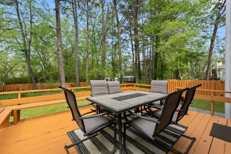 Beautiful Newly-Renovated Home in Indian Hills Отели в г. Восток Кобб