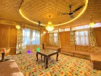 The Apollo 11 Heritage Luxury Houseboat - House Boats