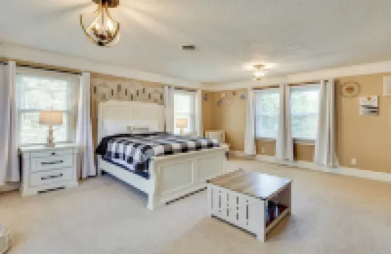 距離安德森市中心6英里：帶庭院的寬敞家庭住宅