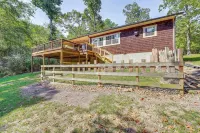 Hot Tub Soaks & Outdoor Fun: Fayetteville Cabin - 4 stjerner