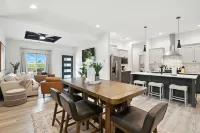 Brand New Cool Comfy Lawrence Retreat 3 Bedroom Duplex