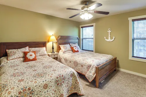 'Tookies Retreat' Walk to Mairina! Home w/ Hot Tub - 3-Star