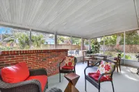 Cozy Stay in Ocala ~ King Bed, Fenced Yard, WiFi ~ Near Historic Downtown & Wec