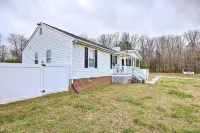 Richmond Home with Pool, 5 Mi to Downtown! - bar