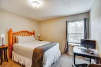 Manitou Springs Escape w/ A/C & Private Deck! - parking
