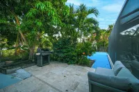Tropical Naples Hideaway - 1 Mi to Beaches! - Pools