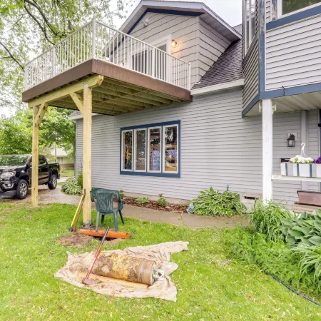 Sheboygan Getaway w/ Deck + on-Site Lake Access!