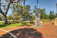 2 Mi to Riverwalk: Palmetto Gem w/ Fire Pit & BBQ