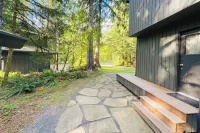 Forested 4 BR w/ Games, Fire Pit & Wood Stove - Homestays