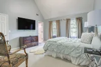 3 Mi to Roswell Riverwalk: Spacious Getaway! - 4-Star