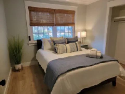 The Surf Shack 3R / 2 BA / Old Mt. Pleasant Near Beaches, Everything!