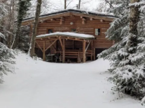 Unusual, secluded log cabin in the Vosges with luxury spa Hôtels à : Tendon