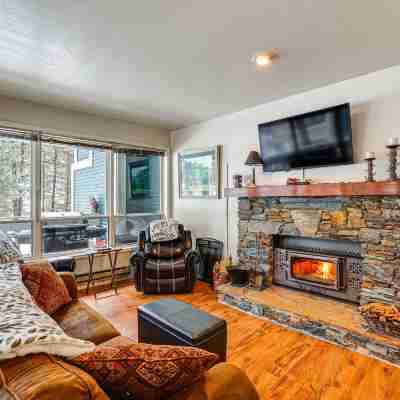 Meadow Creek Golf Resort Condo: Skiing & Lake Life Rooms