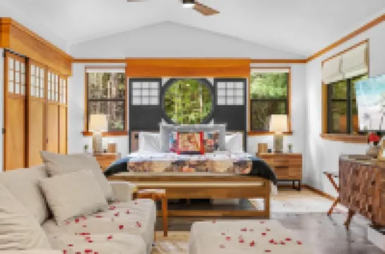 Volcano Tea House Cottage - Spa Bath, Hot Tub, and Fireplace with Japanese Decor